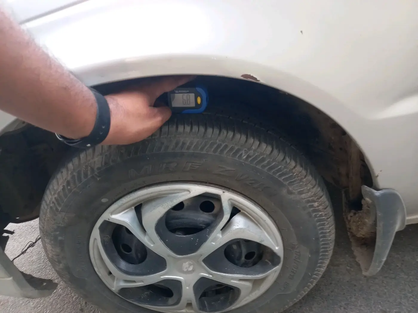 2004 Maruti Baleno LXI, CNG, Manual, 2,17,936 km, tyre