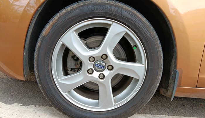 2013 Volvo S60 SUMMUM D5, Diesel, Automatic, 1,08,430 km, tyre