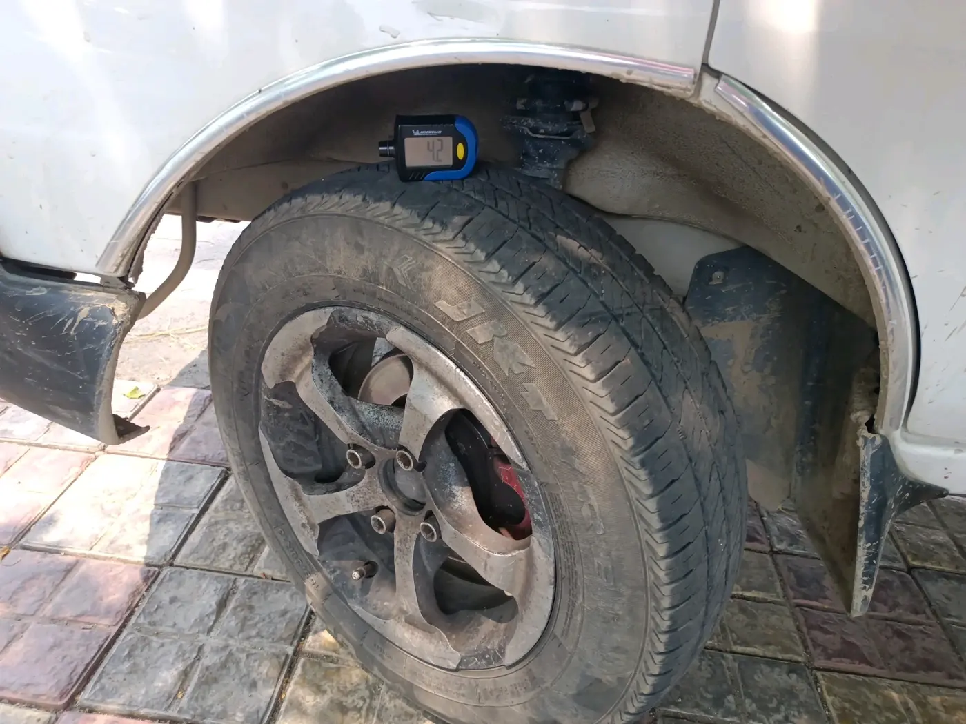 2023 Maruti Eeco 5 STR AC CNG, CNG, Manual, 1,03,395 km, tyre