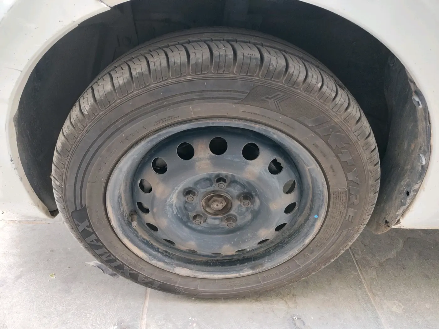 2016 Maruti Ertiga VXI, CNG, Manual, 1,95,074 km, tyre