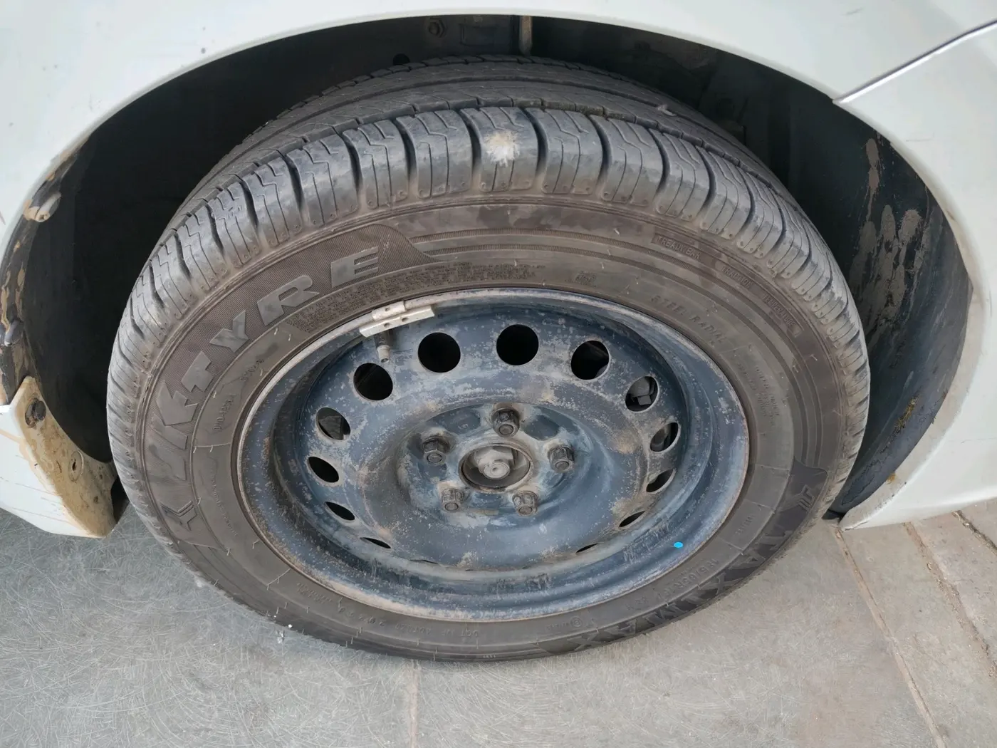 2016 Maruti Ertiga VXI, CNG, Manual, 1,95,074 km, tyre