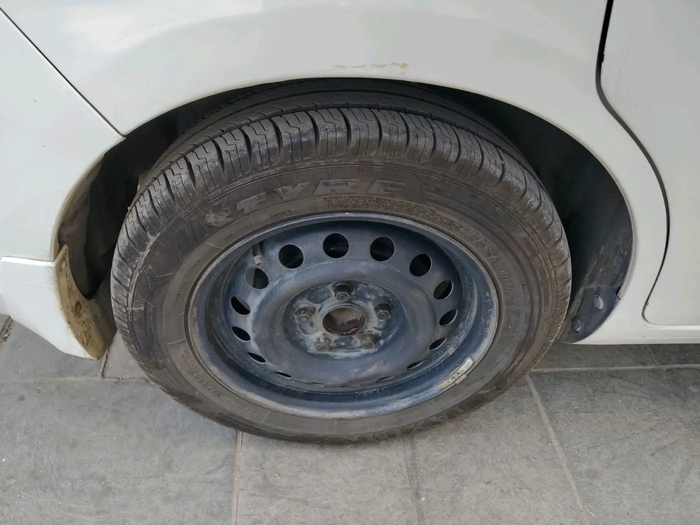 2016 Maruti Ertiga VXI, CNG, Manual, 1,95,074 km, tyre