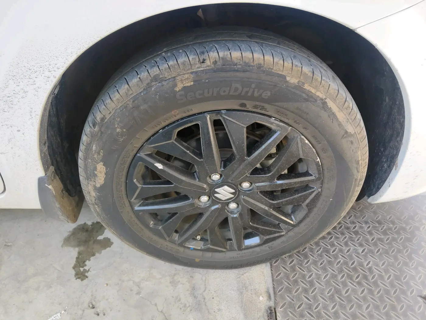 2024 Maruti Dzire ZXI, Petrol, Manual, 98,295 km, tyre