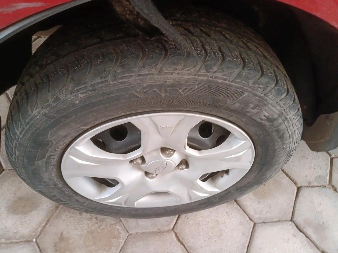 2013 Ford Ecosport AMBIENTE 1.5L DIESEL, Diesel, Manual, 1,27,089 km, tyre