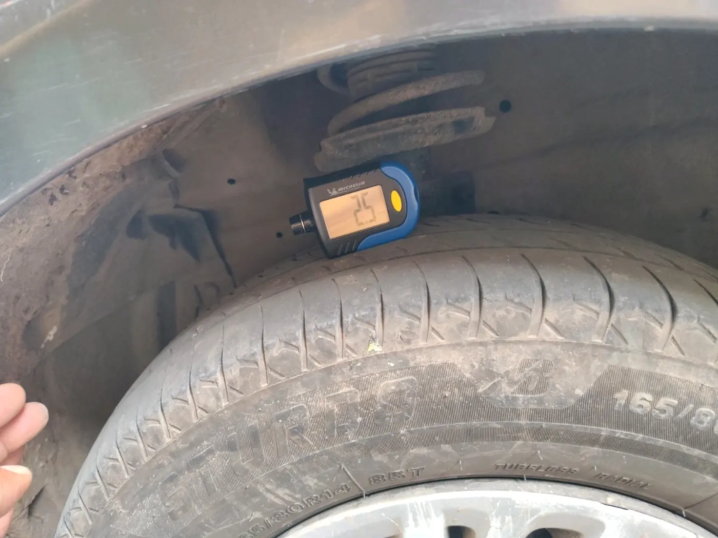 2015 Maruti Swift VXI, CNG, Manual, 1,16,650 km, tyre