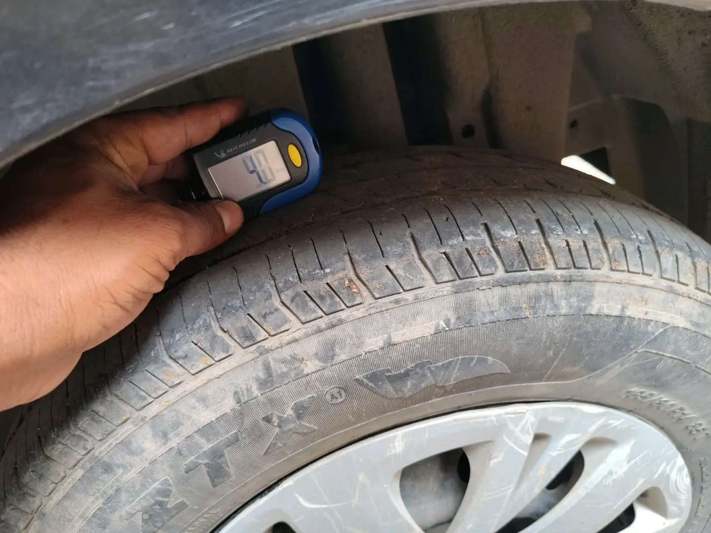 2015 Maruti Swift VXI, CNG, Manual, 1,16,650 km, tyre