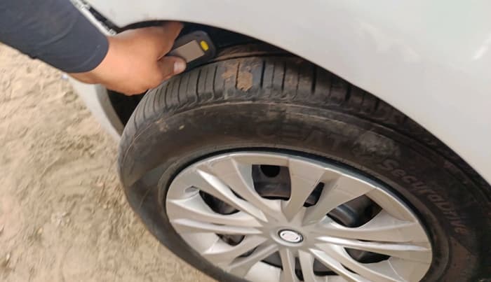 2015 Maruti Ciaz VDI, Diesel, Manual, 99,228 km, tyre