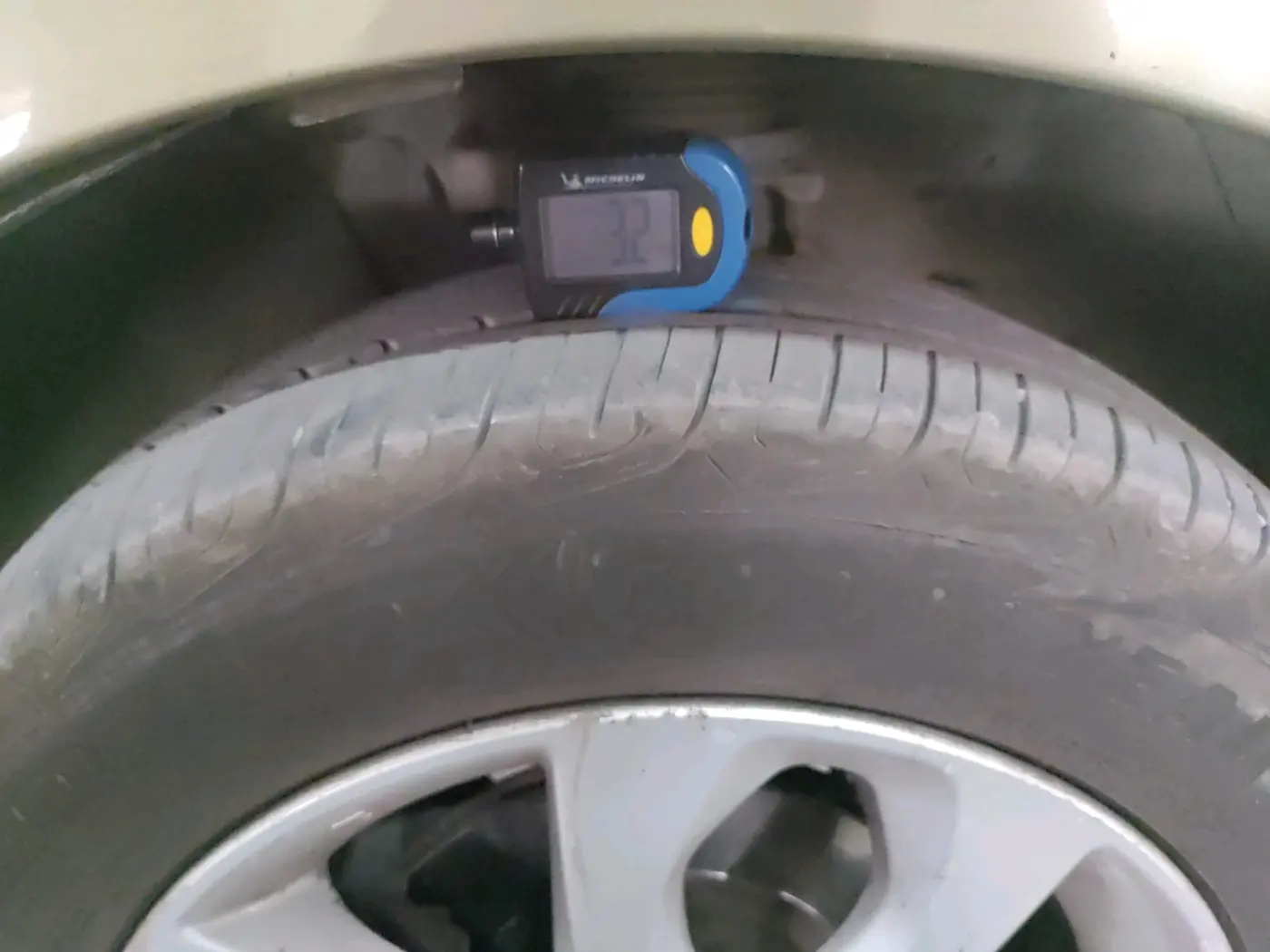 2014 Nissan Micra XV CVT, Petrol, Automatic, 1,00,780 km, tyre