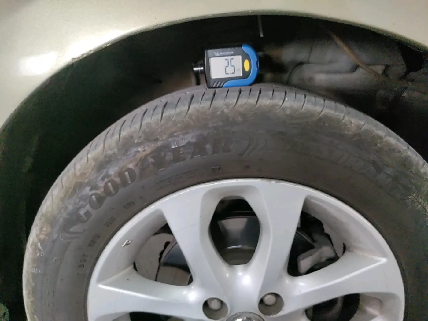 2014 Nissan Micra XV CVT, Petrol, Automatic, 1,00,780 km, tyre