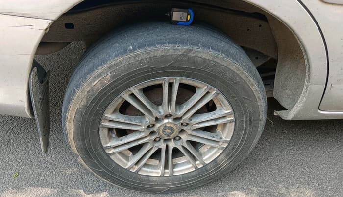 2011 Toyota Innova 2.5 G4 7 STR, Diesel, Manual, 3,36,999 km, tyre