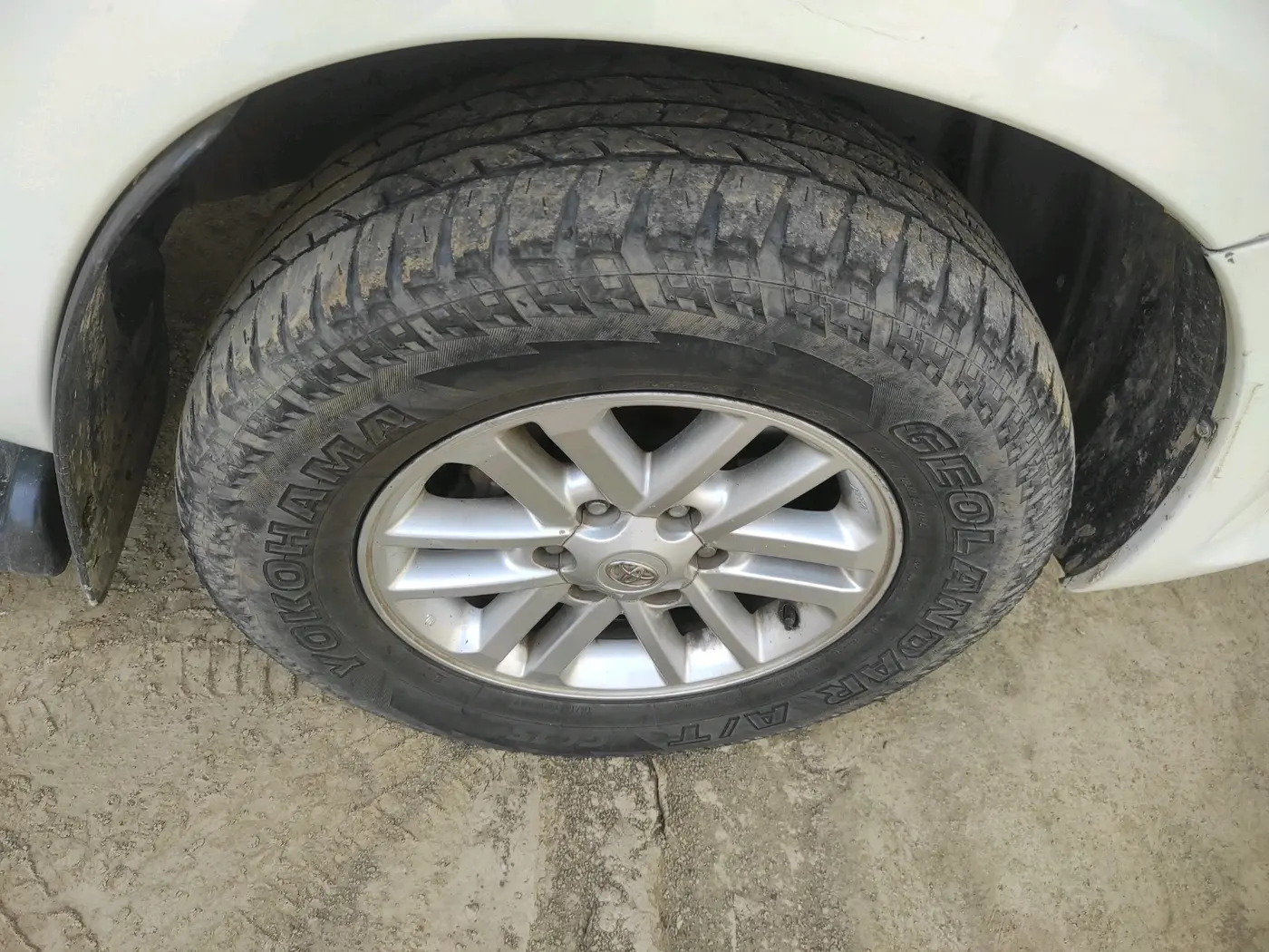 2014 Toyota Fortuner 3.0 4X2 AT, Diesel, Automatic, 2,74,675 km, tyre