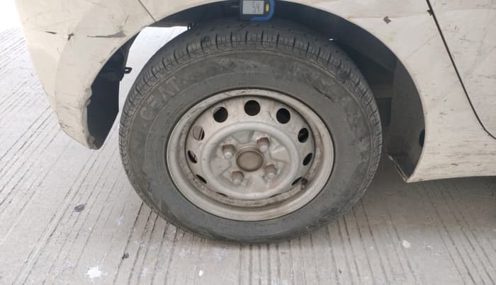 2013 Hyundai Eon ERA +, Petrol, Manual, 1,35,878 km, tyre