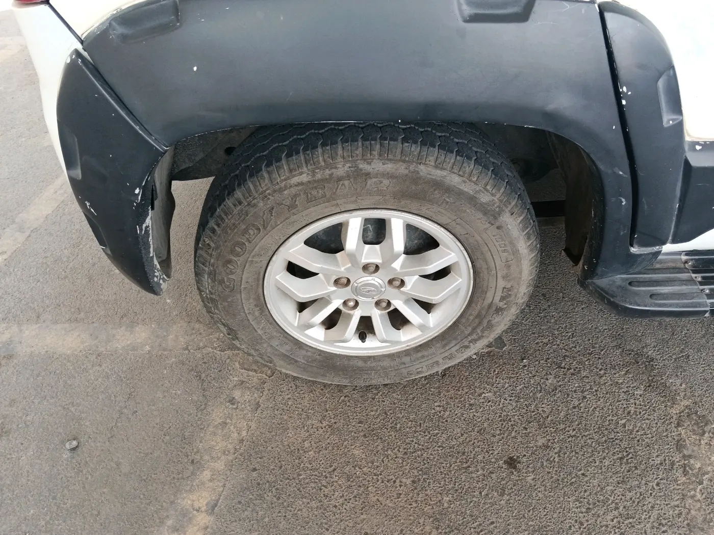 2016 Mahindra TUV300 T8 AMT, Diesel, Automatic, 1,50,333 km, tyre