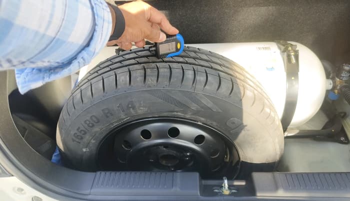 2025 Maruti Swift VXI 1.2L CNG, CNG, Manual, 24,231 km, tyre