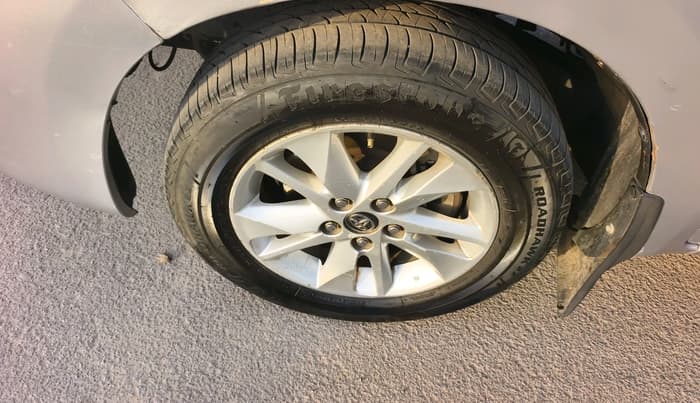 2016 Toyota Innova Crysta 2.4 GX 8 STR, Diesel, Manual, 1,69,470 km, tyre