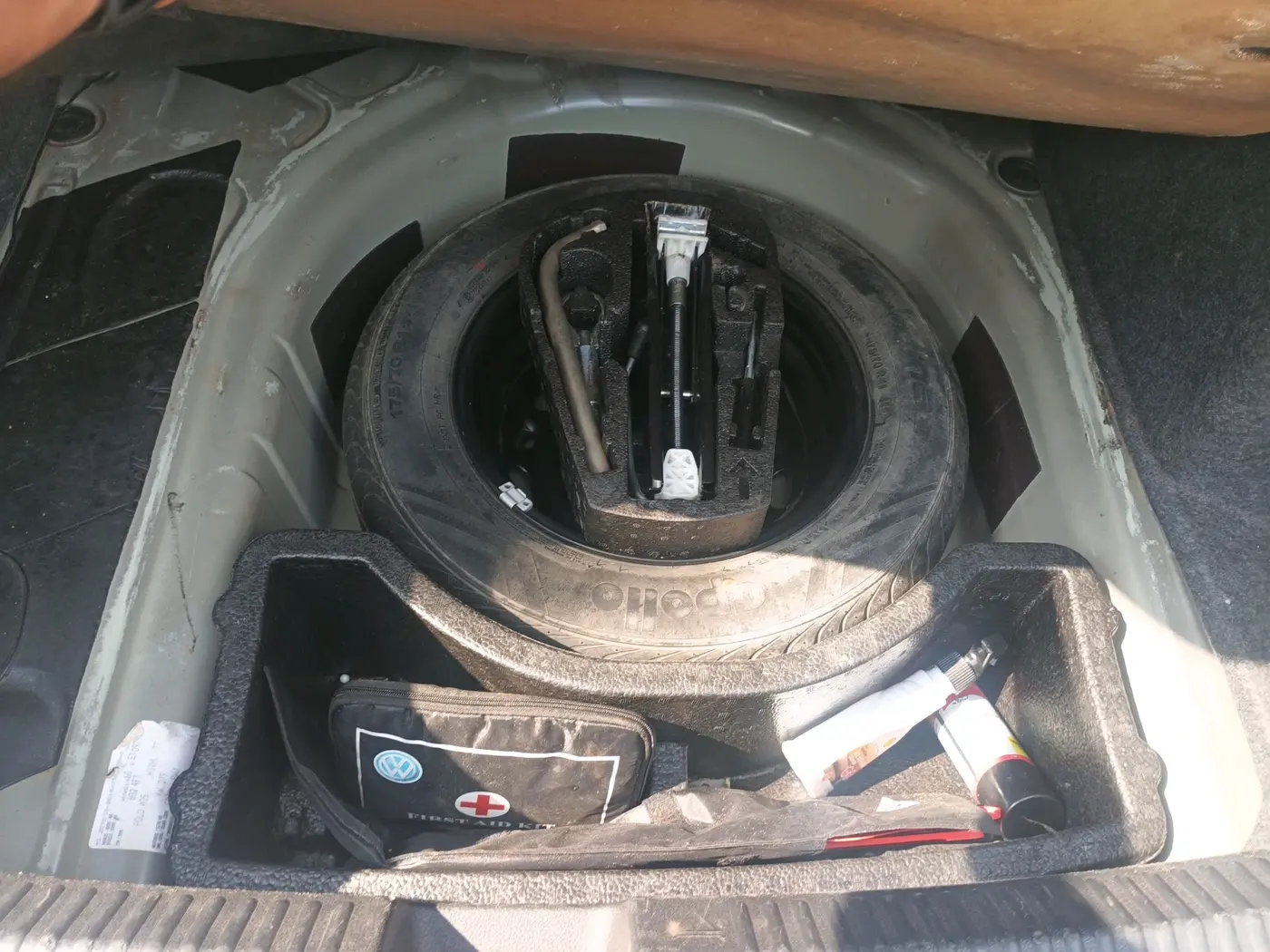 2014 Volkswagen Vento HIGHLINE PETROL AT, Petrol, Automatic, 91,798 km, tyre