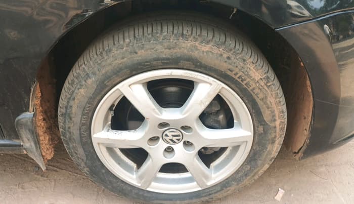 2014 Volkswagen Vento HIGHLINE PETROL AT, Petrol, Automatic, 91,798 km, tyre