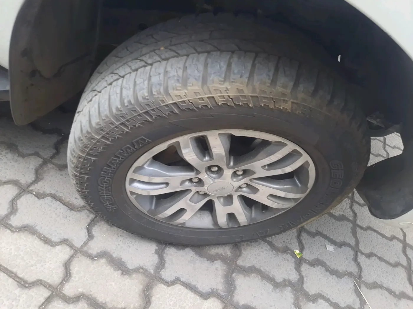 2017 Ford Endeavour TITANIUM 3.2 4X4 AT, Diesel, Automatic, 2,95,951 km, tyre