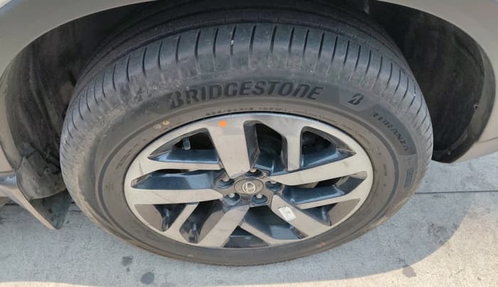 2022 Tata Safari XZA PLUS GOLD 6 S, Diesel, Automatic, 33,998 km, tyre