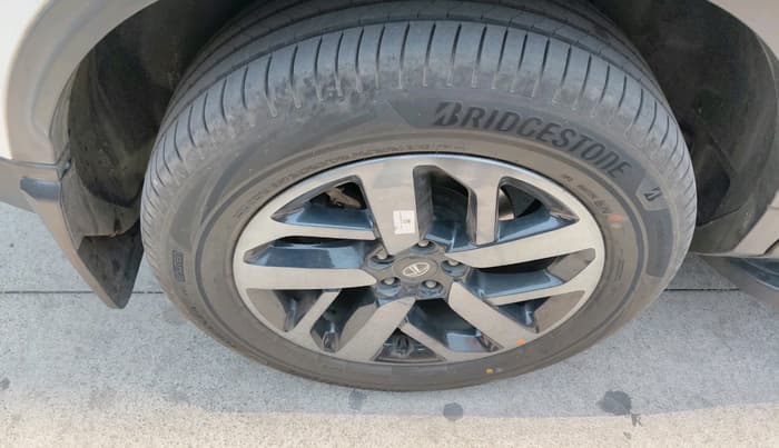 2022 Tata Safari XZA PLUS GOLD 6 S, Diesel, Automatic, 33,998 km, tyre