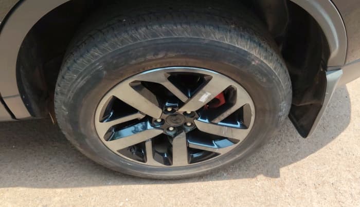 2023 Tata Safari XZA PLUS 2.0L RED DARK EDITION 6 STR, Diesel, Automatic, 29,796 km, tyre