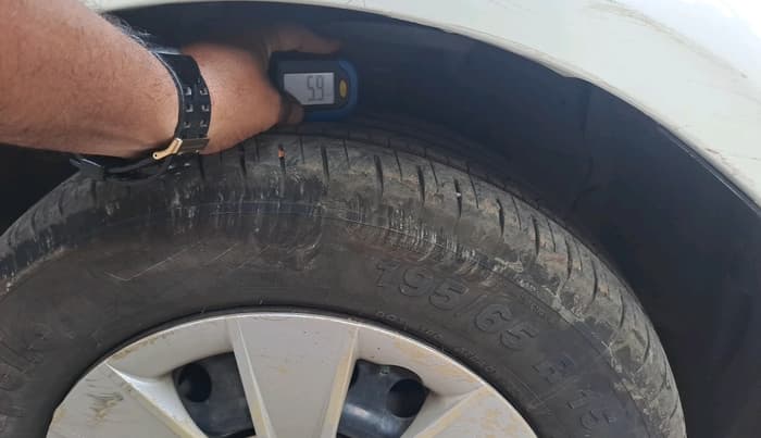 2013 Maruti SX4 VXI, CNG, Manual, 1,14,504 km, tyre