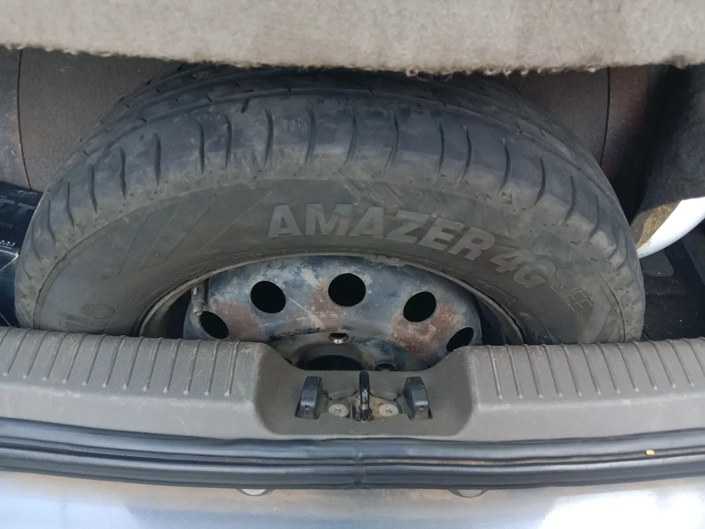 2012 Hyundai i10 MAGNA 1.1, CNG, Manual, 1,96,208 km, tyre
