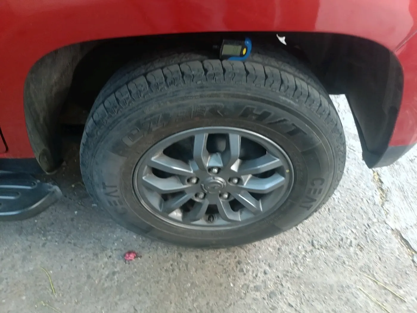 2018 Mahindra TUV300 T10 AMT DUAL TONE, Diesel, Automatic, 47,418 km, tyre