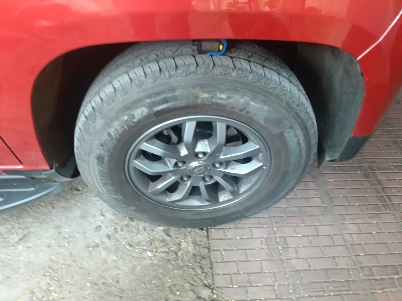 2018 Mahindra TUV300 T10 AMT DUAL TONE, Diesel, Automatic, 47,418 km, tyre