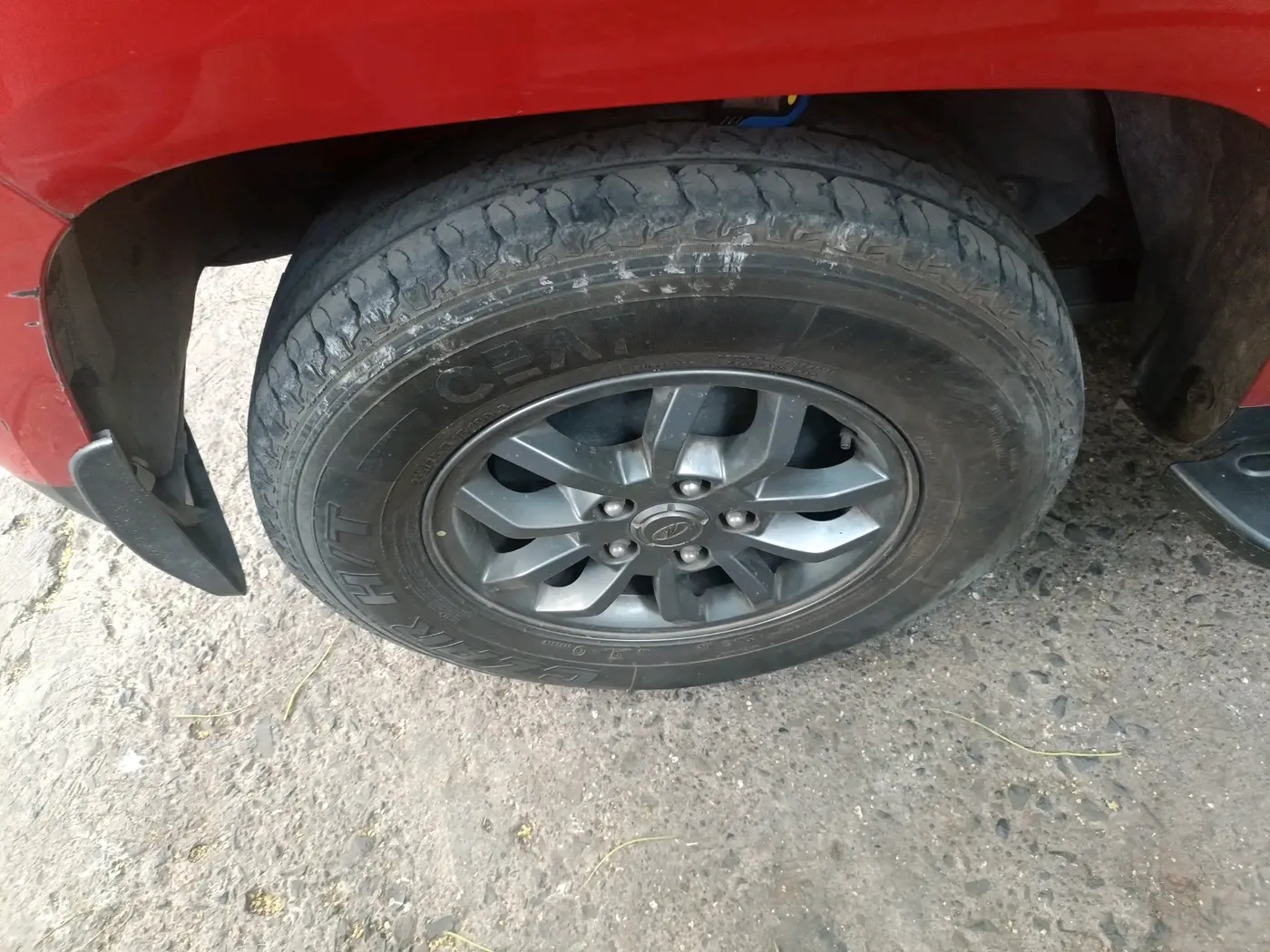 2018 Mahindra TUV300 T10 AMT DUAL TONE, Diesel, Automatic, 47,418 km, tyre