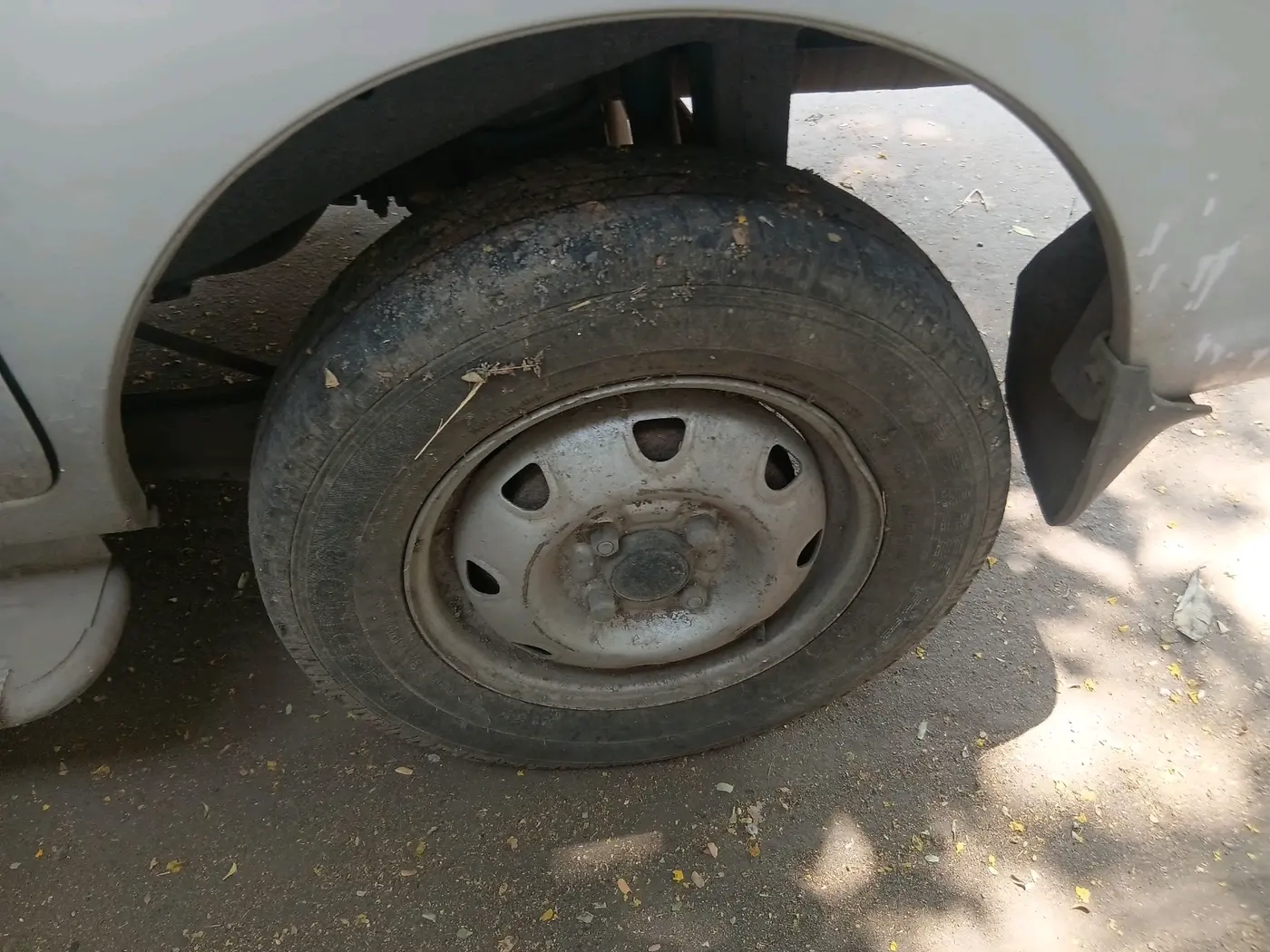 2016 Maruti Eeco 7 STR, CNG, Manual, 1,27,489 km, tyre