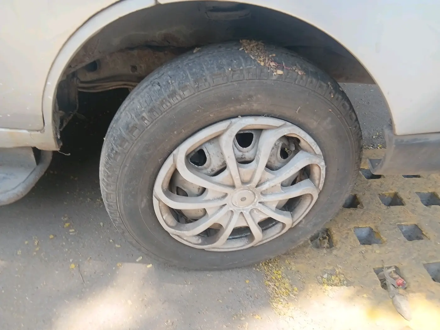 2016 Maruti Eeco 7 STR, CNG, Manual, 1,27,489 km, tyre