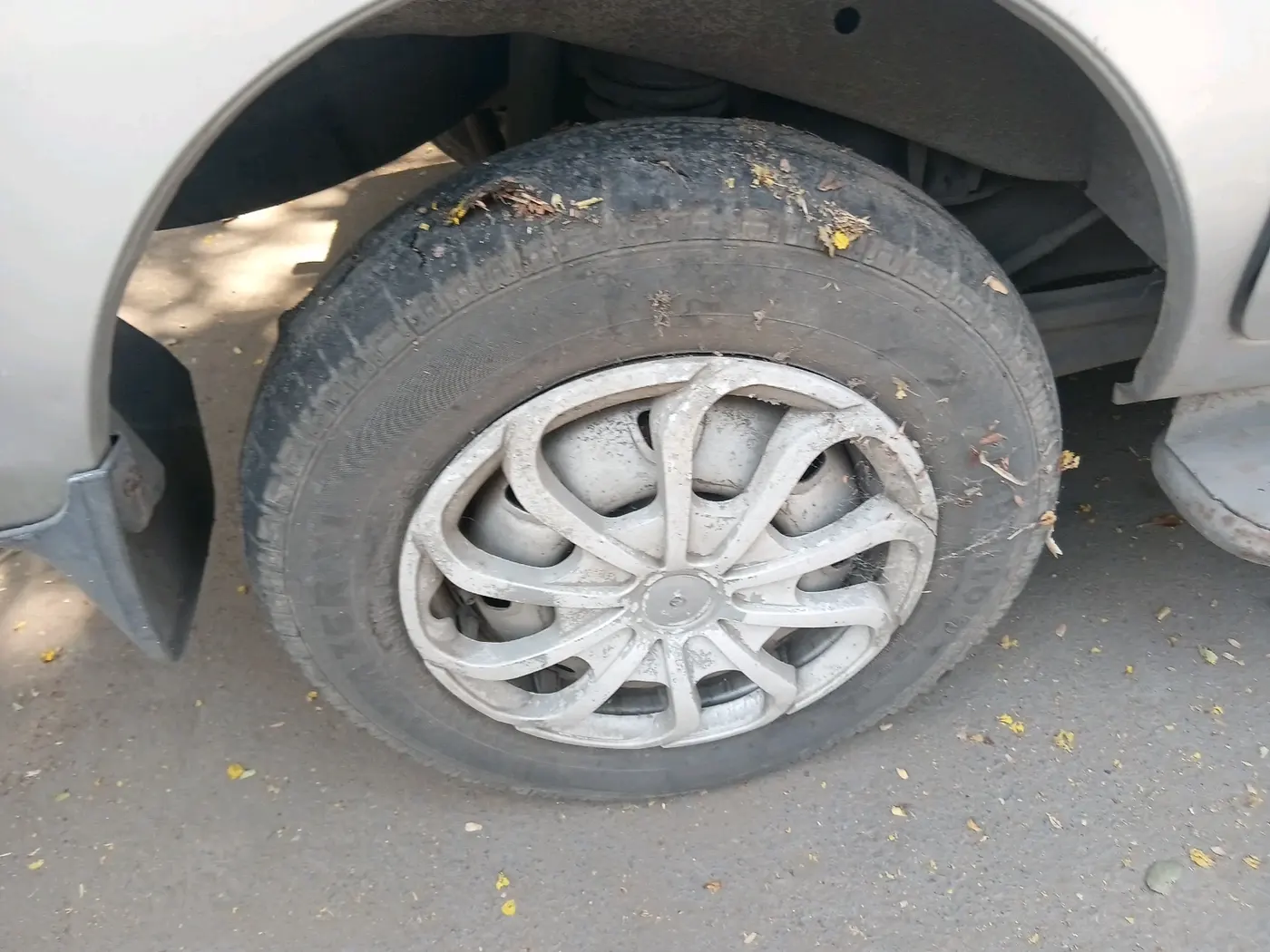 2016 Maruti Eeco 7 STR, CNG, Manual, 1,27,489 km, tyre