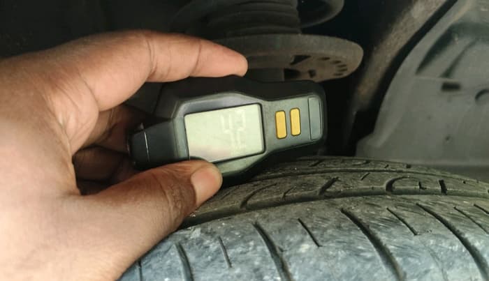 2017 Mahindra Kuv100 K4 6 STR, Petrol, Manual, 24,652 km, tyre