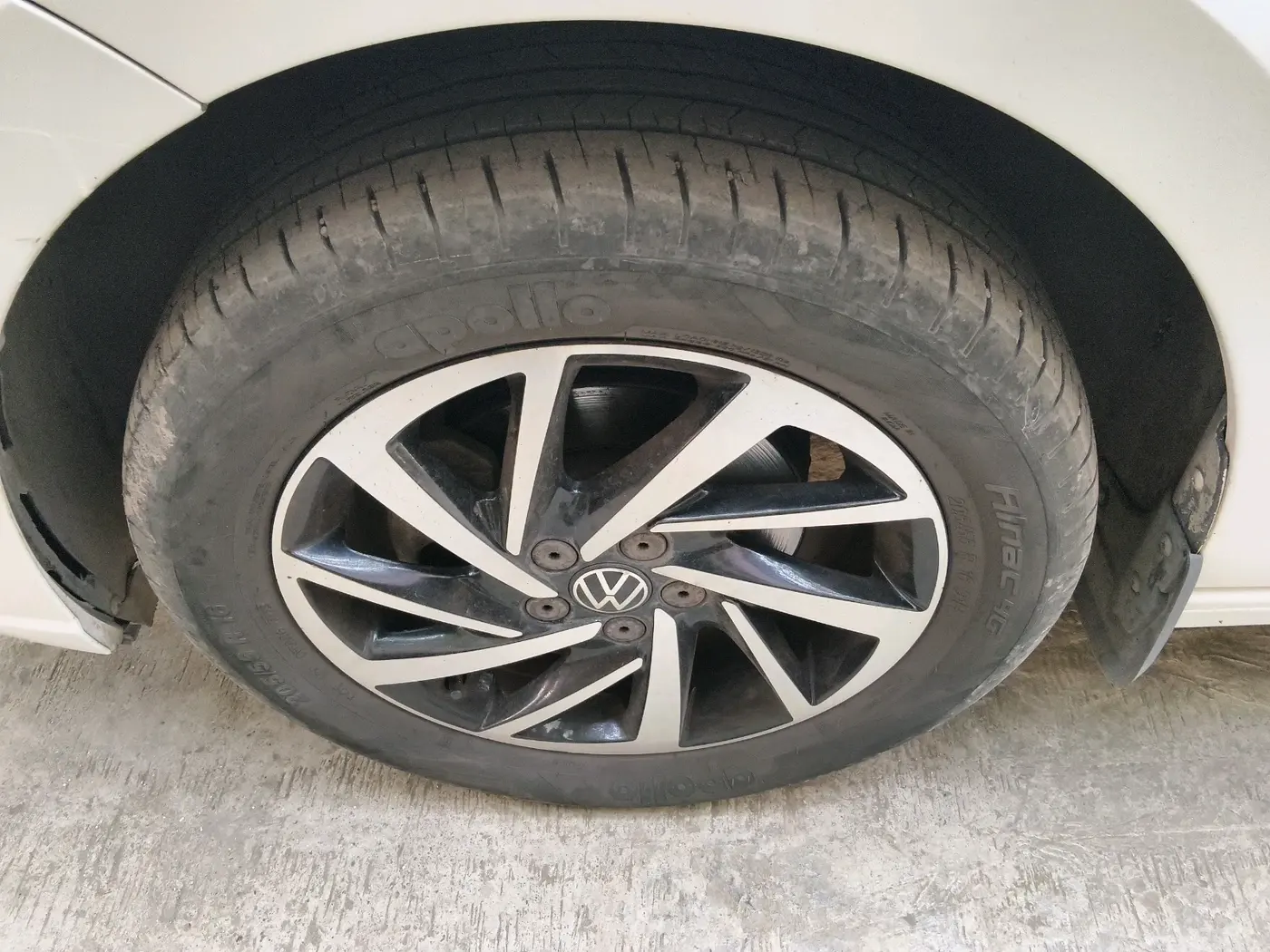 2023 Volkswagen VIRTUS TOPLINE TSI 1.0 MT, Petrol, Manual, 20,097 km, tyre
