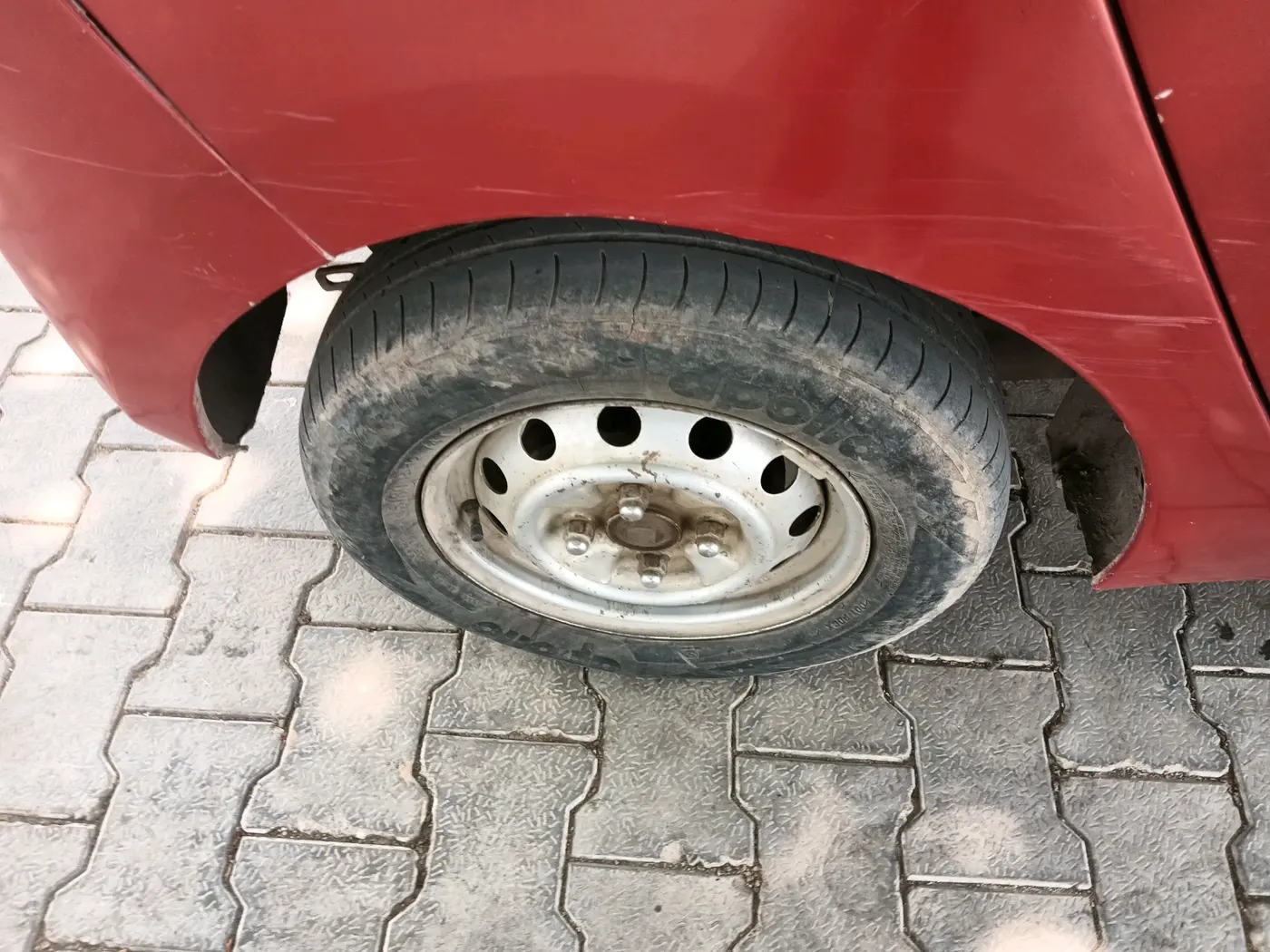 2013 Hyundai Eon D-LITE+, CNG, Manual, 60,001 km, tyre