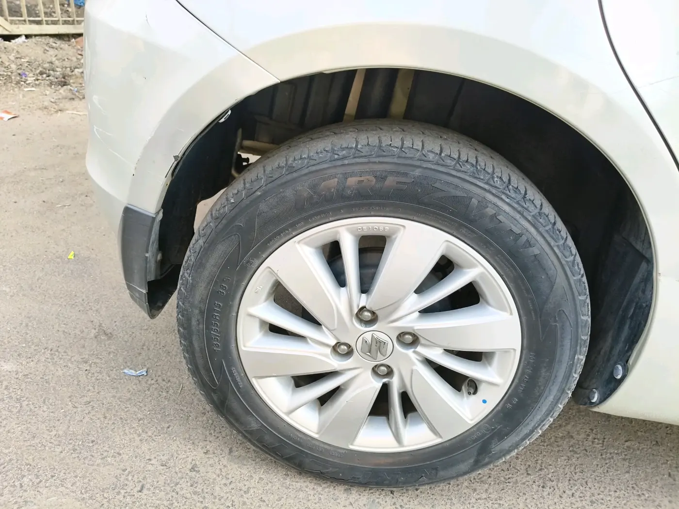 2015 Maruti Swift ZXI, Petrol, Manual, 54,410 km, tyre