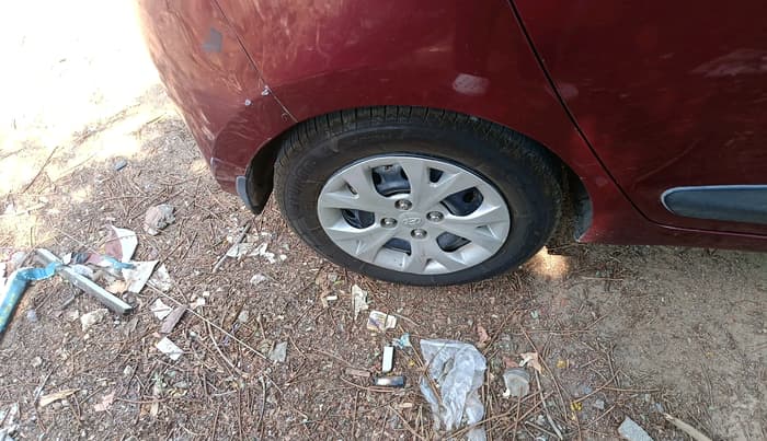 2014 Hyundai Grand i10 SPORTZ AT 1.2 KAPPA VTVT, Petrol, Automatic, 1,07,643 km, tyre