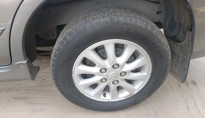 2014 Toyota Innova 2.5 VX 8 STR, Diesel, Manual, 1,91,580 km, tyre