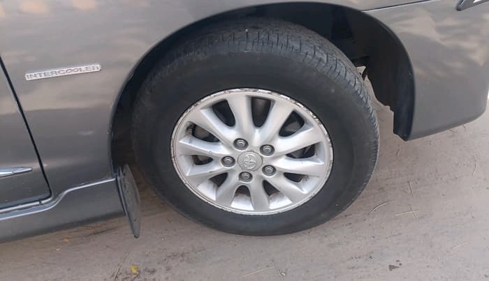 2014 Toyota Innova 2.5 VX 8 STR, Diesel, Manual, 1,91,580 km, tyre