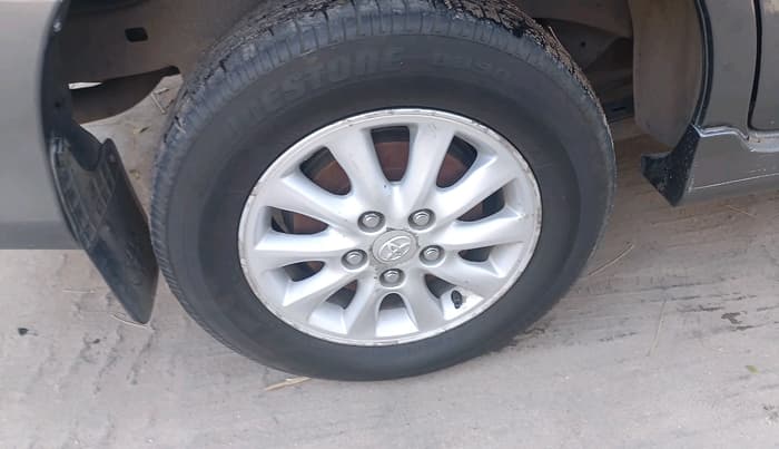 2014 Toyota Innova 2.5 VX 8 STR, Diesel, Manual, 1,91,580 km, tyre