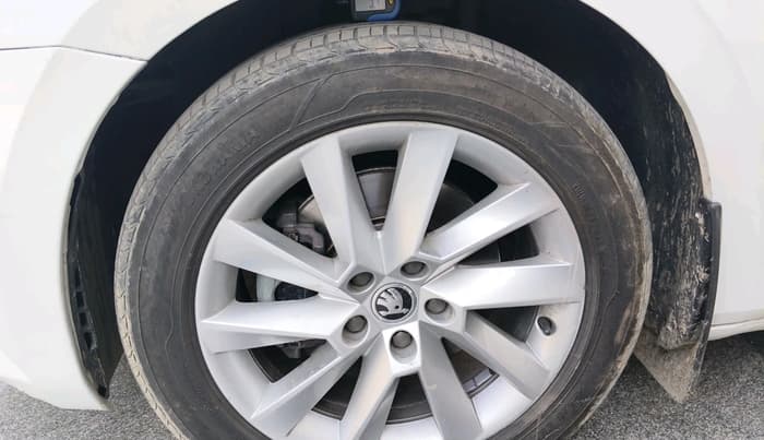 2017 Skoda Superb L&K 2.0 TDI AT, Diesel, Automatic, 1,93,053 km, tyre