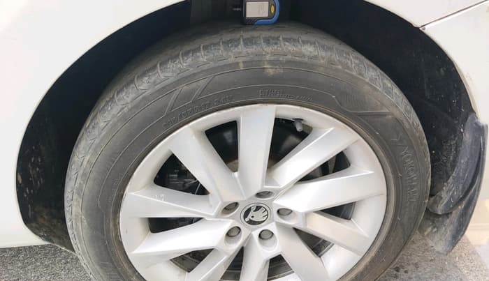 2017 Skoda Superb L&K 2.0 TDI AT, Diesel, Automatic, 1,93,053 km, tyre