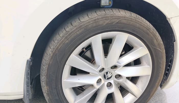 2017 Skoda Superb L&K 2.0 TDI AT, Diesel, Automatic, 1,93,053 km, tyre