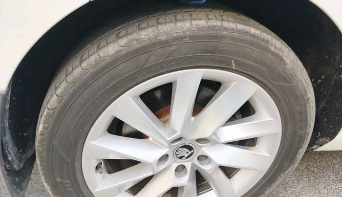 2017 Skoda Superb L&K 2.0 TDI AT, Diesel, Automatic, 1,93,053 km, tyre