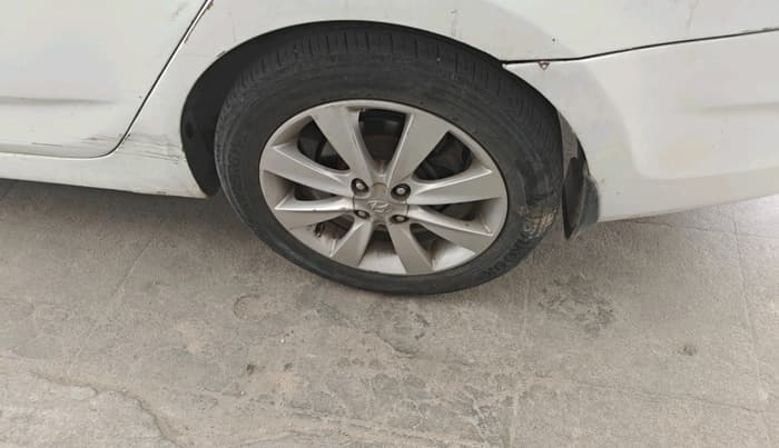 2011 Hyundai Verna FLUIDIC 1.6 CRDI SX, Diesel, Manual, 1,35,474 km, tyre