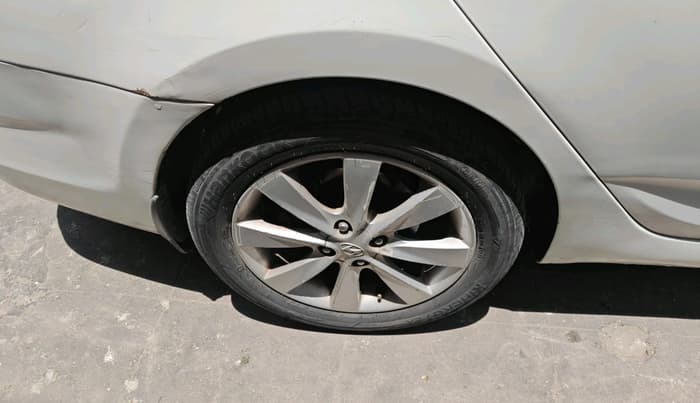 2011 Hyundai Verna FLUIDIC 1.6 CRDI SX, Diesel, Manual, 1,35,474 km, tyre