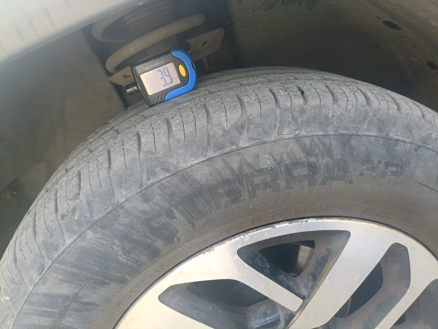 2021 Tata Harrier XZA PLUS 2.0L, Diesel, Automatic, 48,562 km, tyre