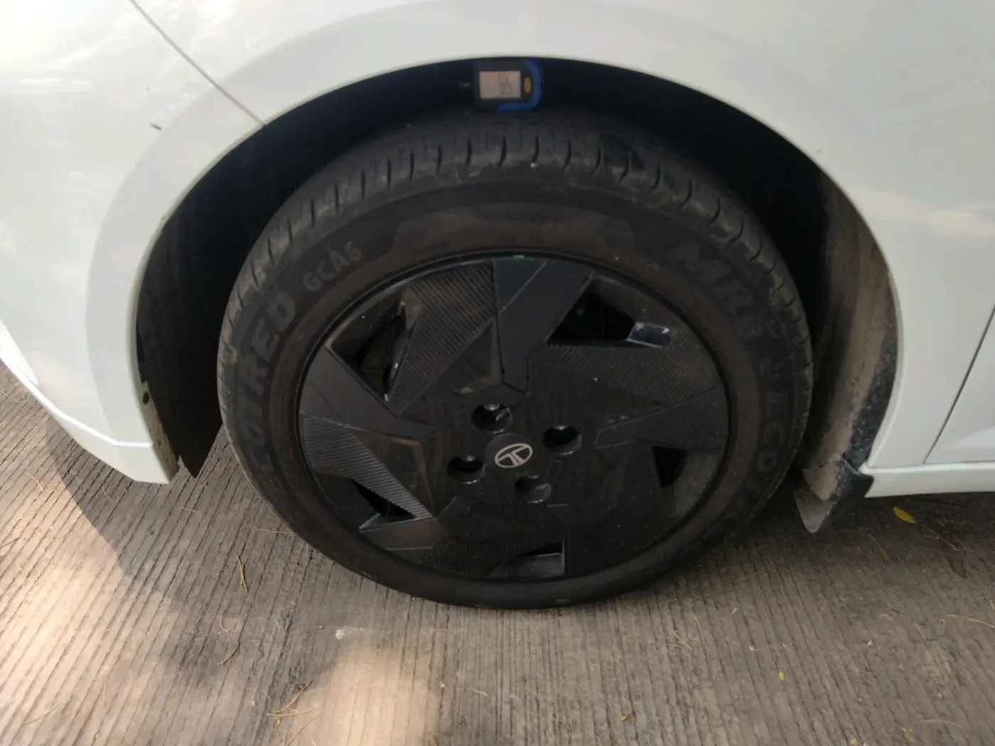 2025 Tata ALTROZ Creative CNG 5MT, CNG, Manual, 2,672 km, tyre