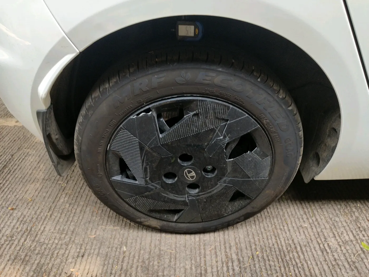 2025 Tata ALTROZ Creative CNG 5MT, CNG, Manual, 2,672 km, tyre